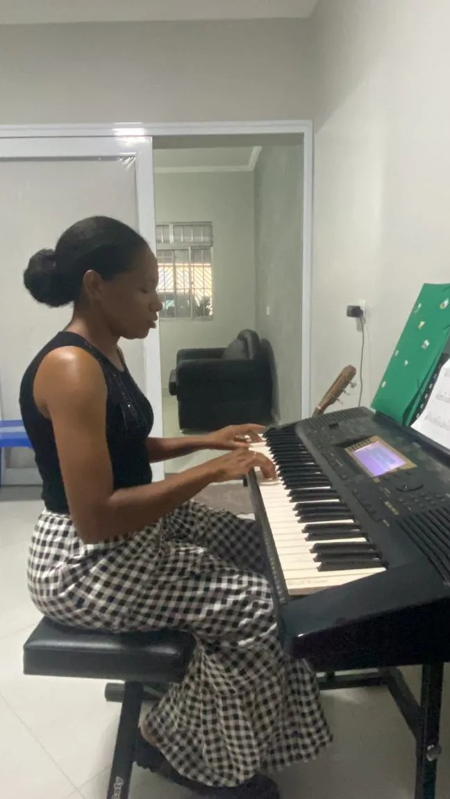 Aluna adulta em aula de teclado na Spasso Musical