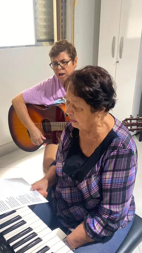 Aluna da melhor idade em aula de canto na Spasso Musical